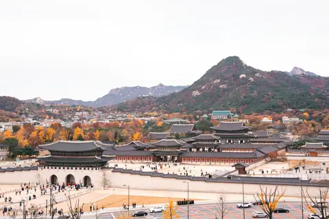 Gyeongbokgung Palace di Seoul pada musim luruh