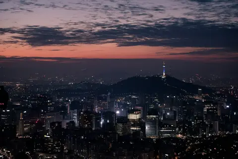 Pemandangan Seoul dan N Seoul Tower pada waktu senja