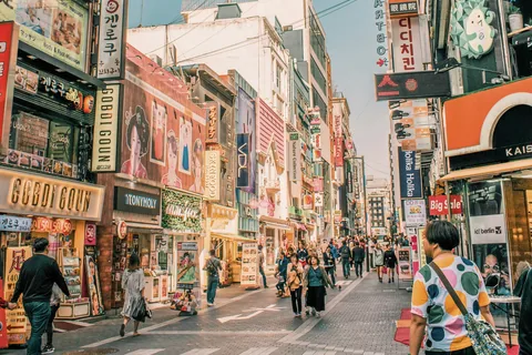 Jalan membeli-belah Myeongdong di Seoul pada waktu siang